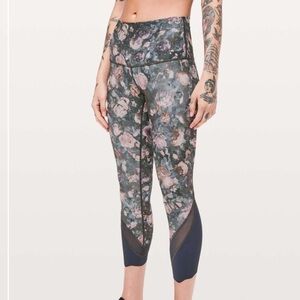 Lululemon Wunder Under Crop II Scallop 24" Frosted Rose Multi / Melanite